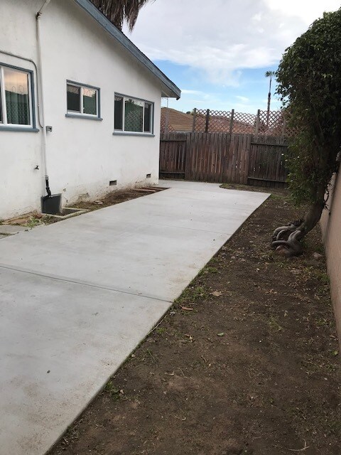 Building Photo - 801 N Eucalyptus Ave