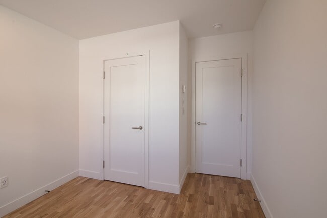 Building Photo - 5530 Ch De La Côte-Saint-Luc