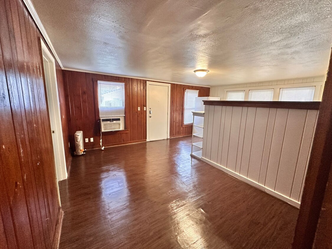 Foto principal - COZY 2-Bed GARAGE APARTMENT w/ FENCED YARD...