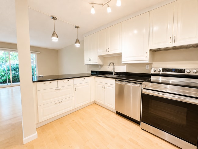 Building Photo - Live Next to Washington Park! Spacious 2-Bedroom Condo with Pool!