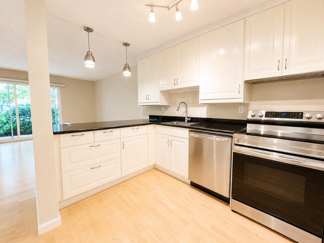Foto del edificio - Live Next to Washington Park! Spacious 2-Bedroom Condo with Pool!