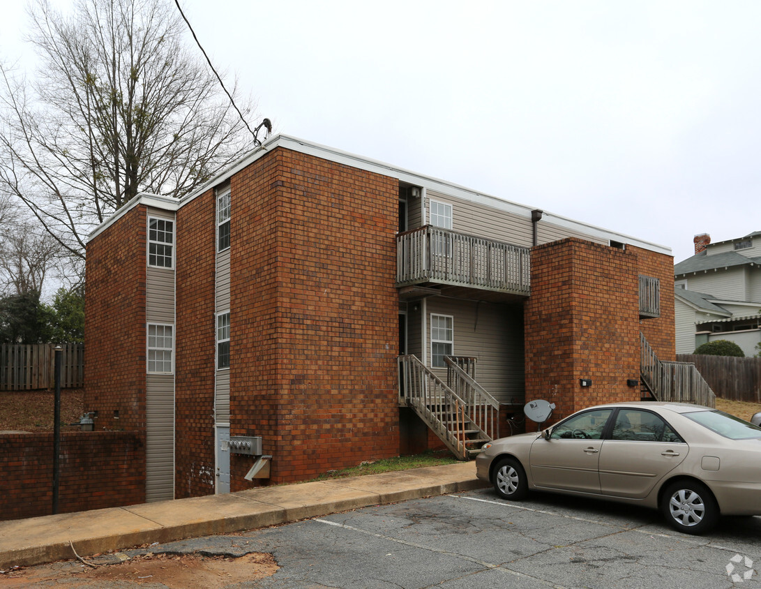 Building - 201 N Lewis St