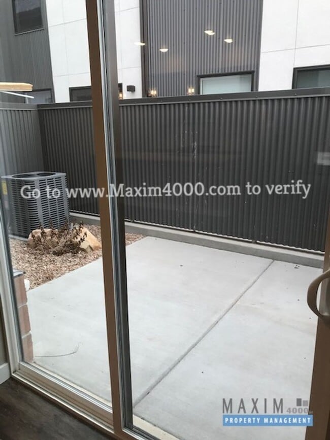 Building Photo - 859 Struthers Ave