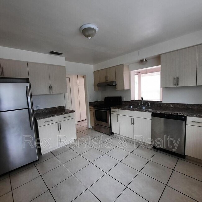 Foto del edificio - 834 38th Ave N