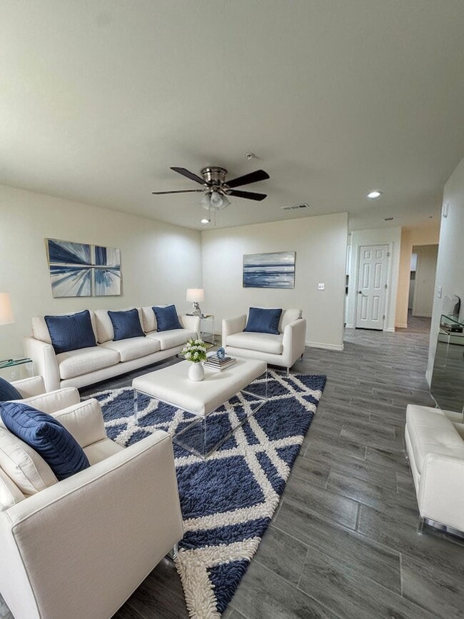 Sala de estar de 3 dormitorios - Chance's Court Apartments