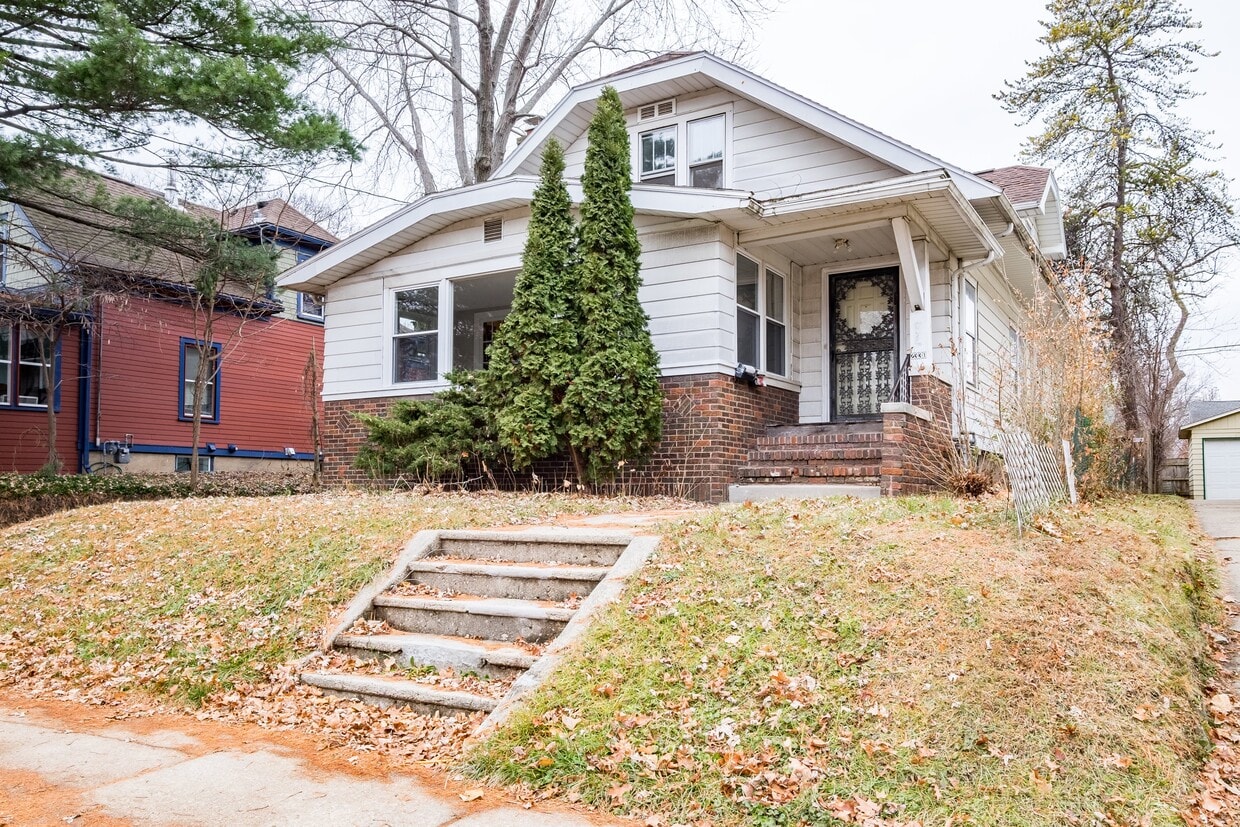 Primary Photo - 2330 E Johnson St