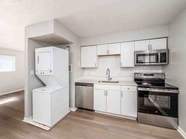 Foto del edificio - 105 W 8th Ave