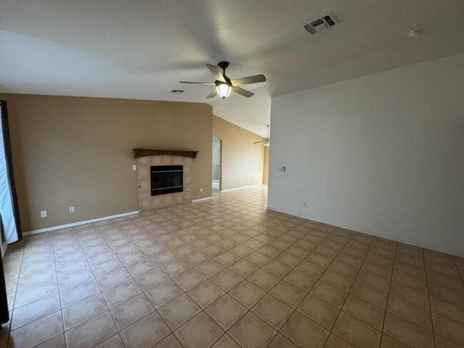 Building Photo - 5005 Camelback Pl