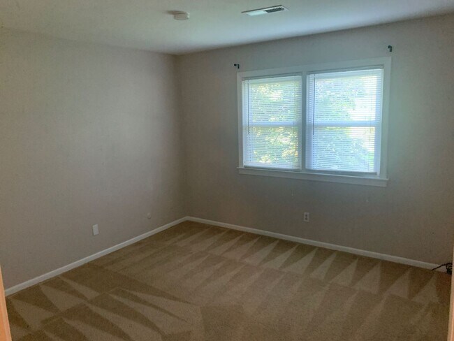 Building Photo - 3BR Single Family Home with an OFFICE!