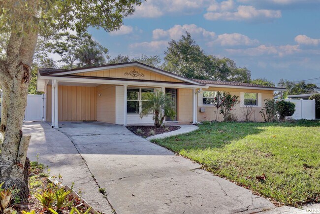 Building Photo - Lovely 3/2 Home with a Large Fenced Backya...