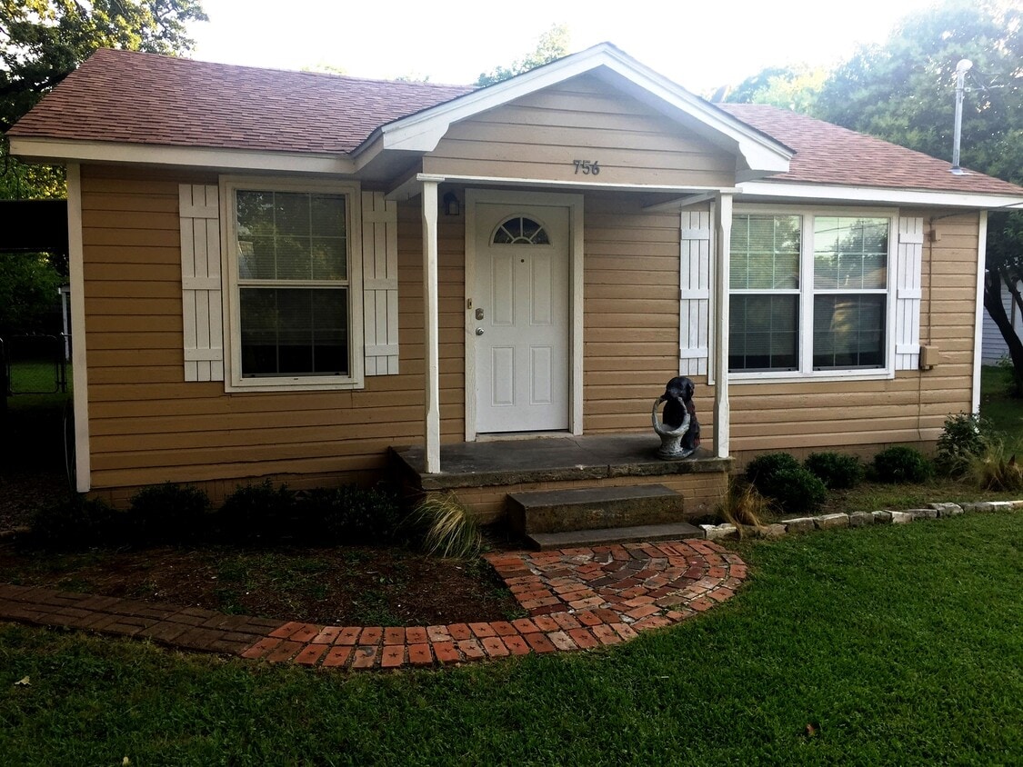 Primary Photo - 756 N Barton Ave