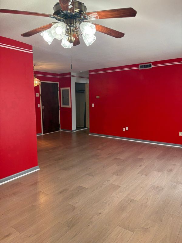 Foto del edificio - 1274 E Main St