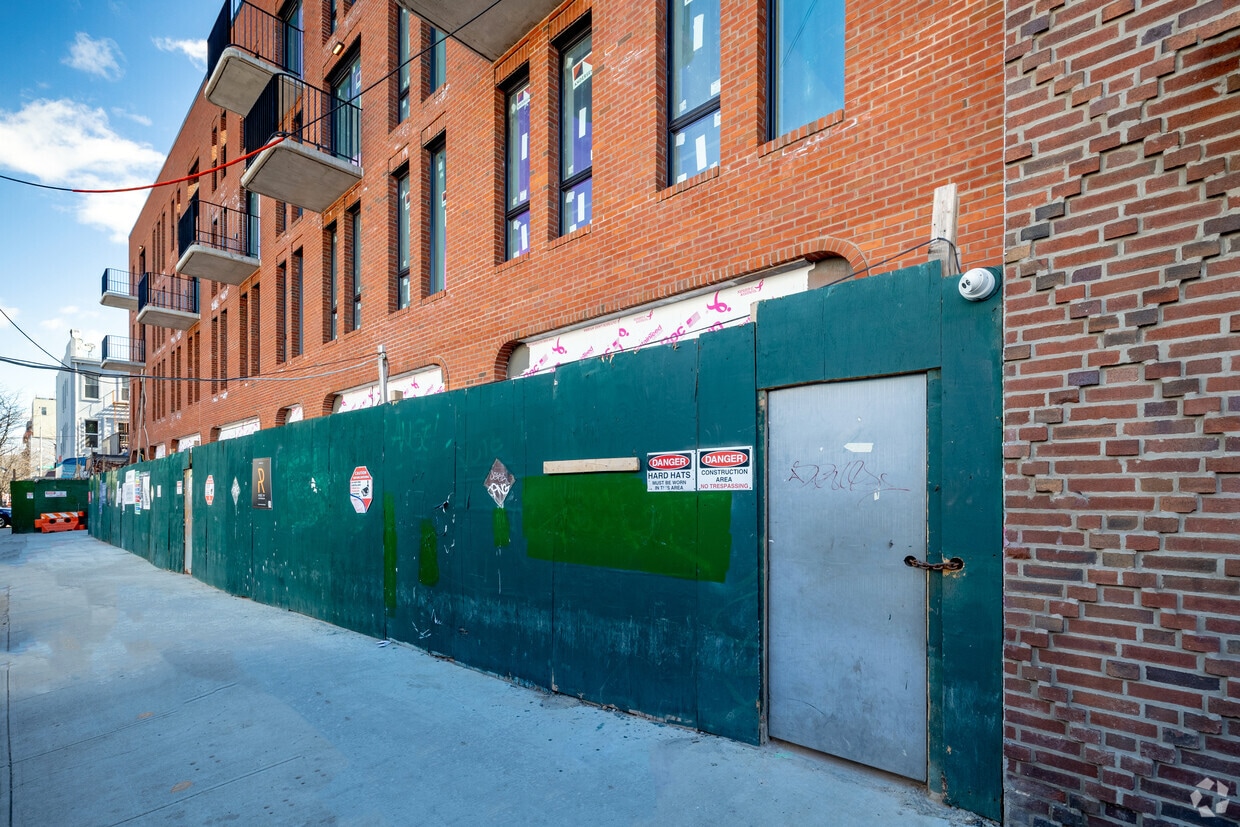 Building Photo - 150 Noll St
