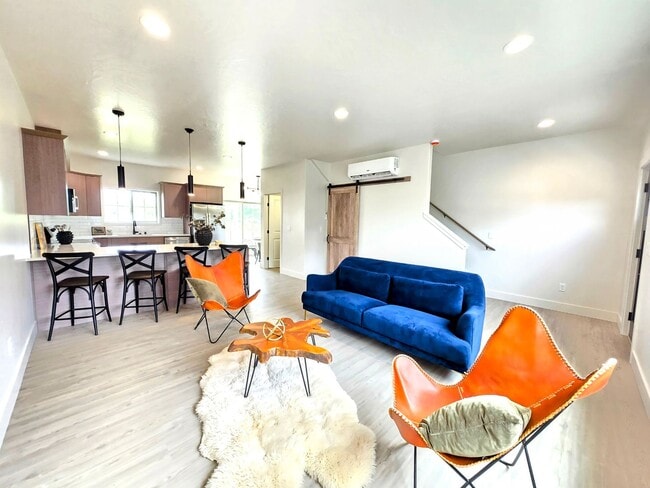 Building Photo - MOVE IN NOW~ OCTOBER FREE! CALL FOR DETAIL...