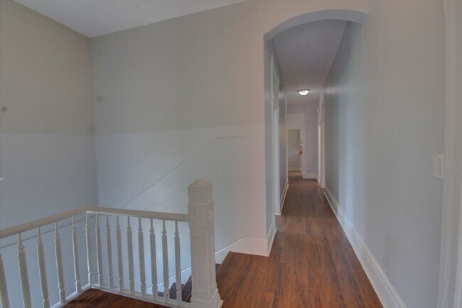 Building Photo - SL LUN520
