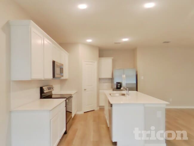 Building Photo - 260 Jenkinson Dr