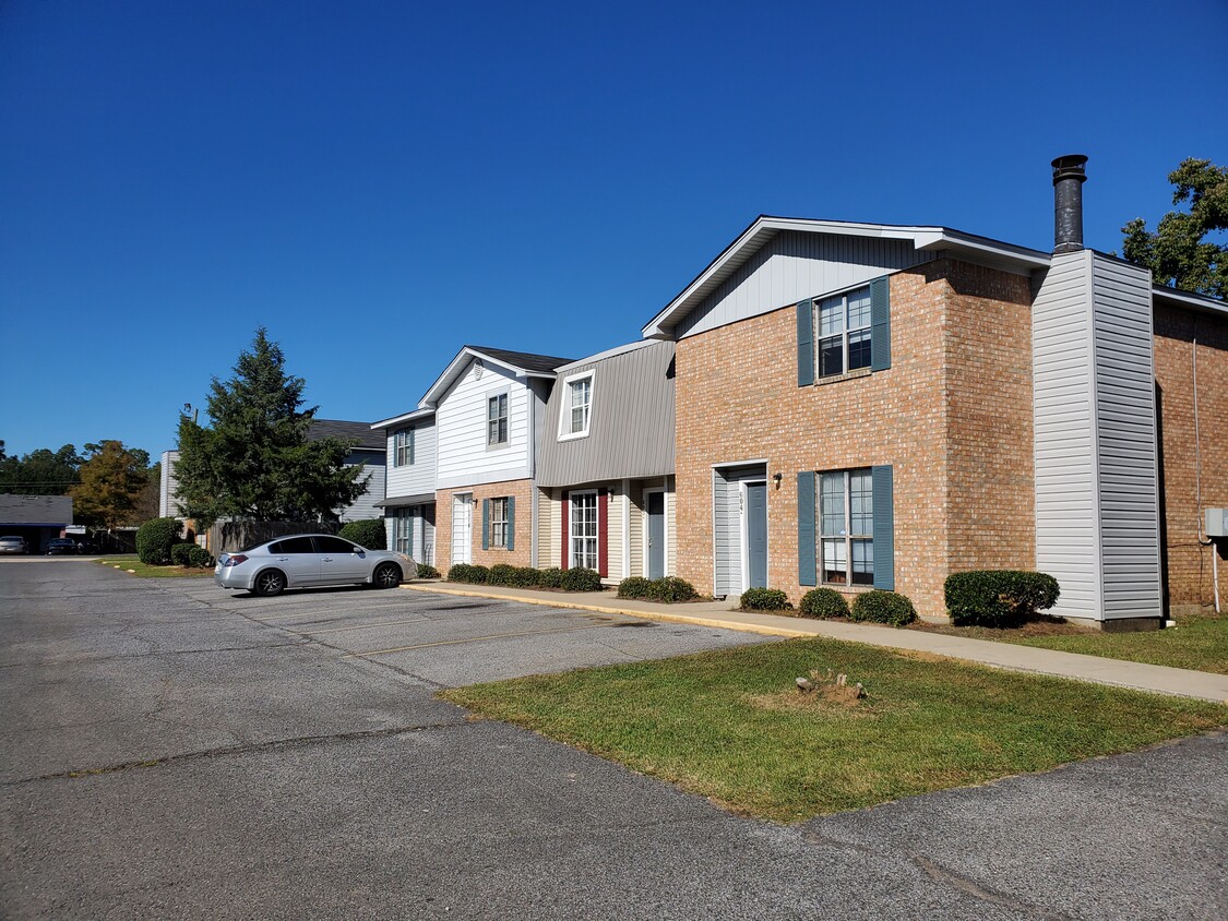 Foto principal - Parkwood Townhomes and Apartments