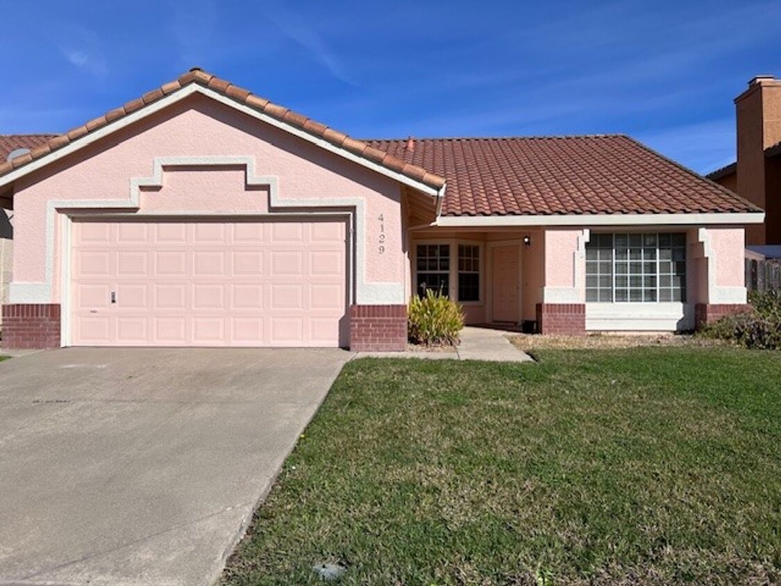 Foto principal - Freshly painted single level 4 bedroom.