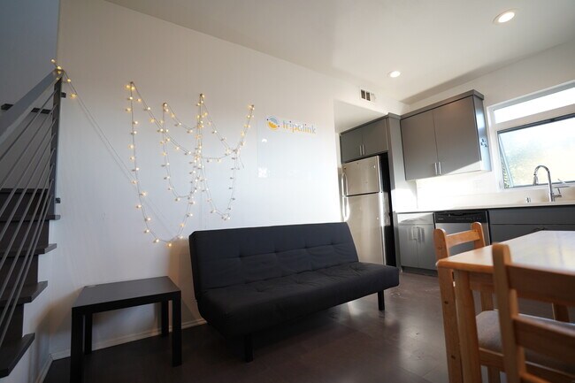 Foto del edificio - 1296 W 37th Pl