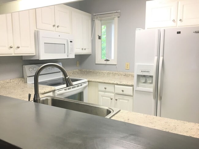 Foto del edificio - Updated, spacious 4br 2ba condo within wal...