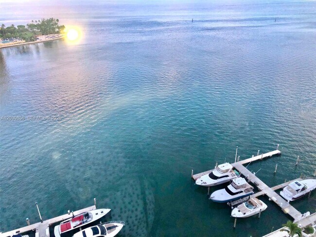 Foto del edificio - 905 Brickell Bay Dr
