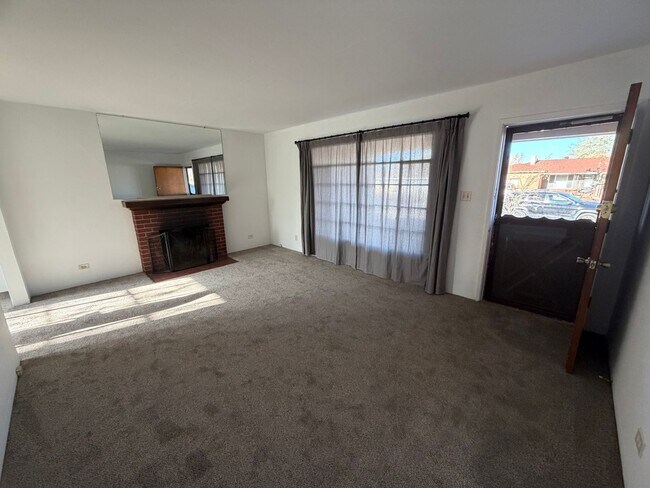 Building Photo - 3 Bedroom Home w/Large Backyard