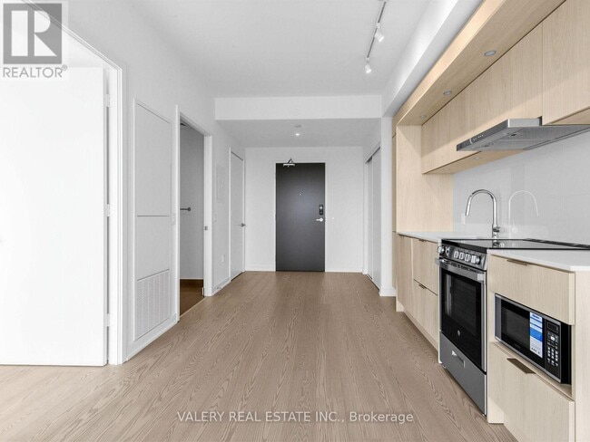 Building Photo - 448 Burnhamthorpe Rd W