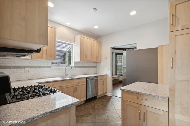 Kitch2 - 4053 N Laramie Ave