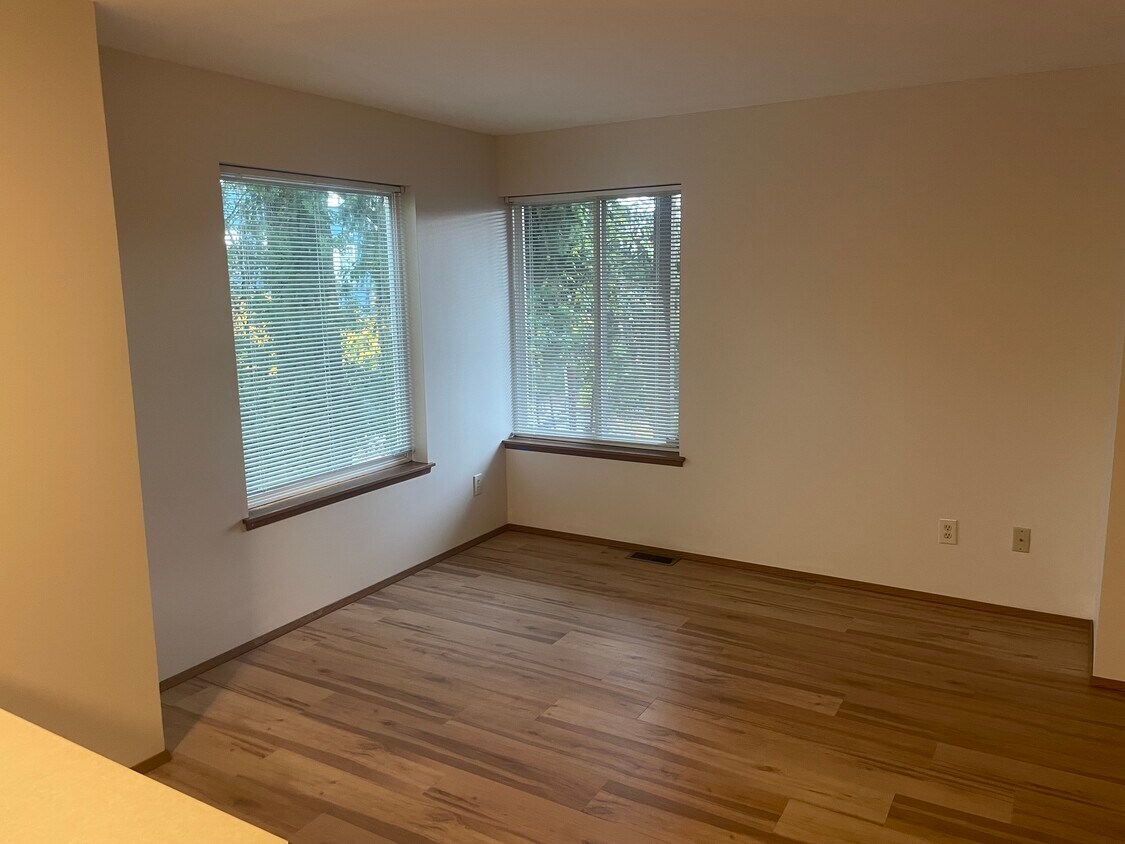 Livingroom - 9741 Woodlawn Ave N (Seattle, WA)