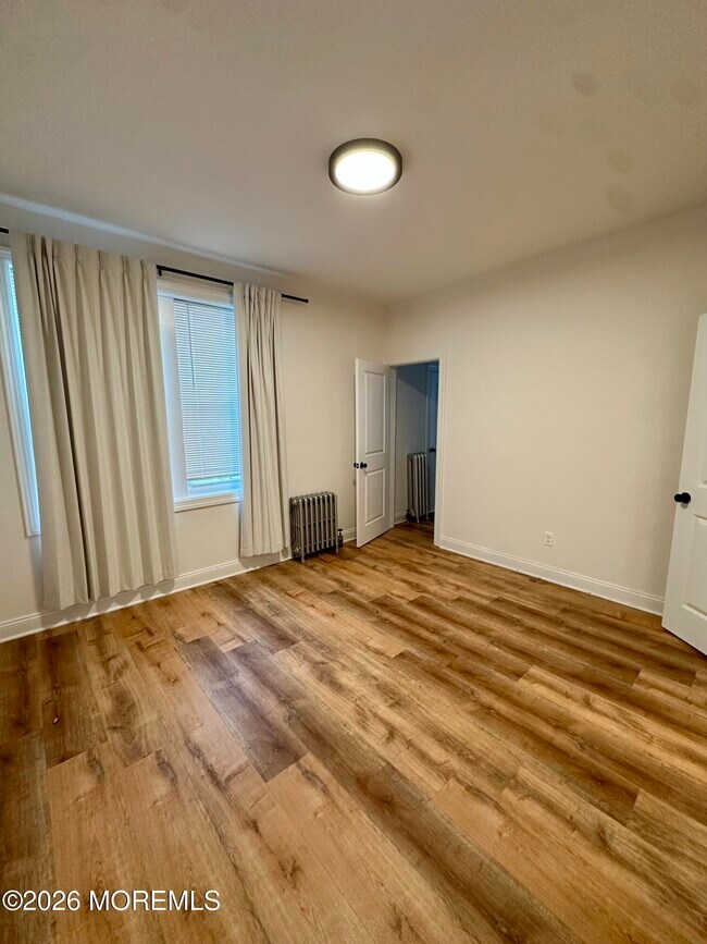 Building Photo - 128 King St