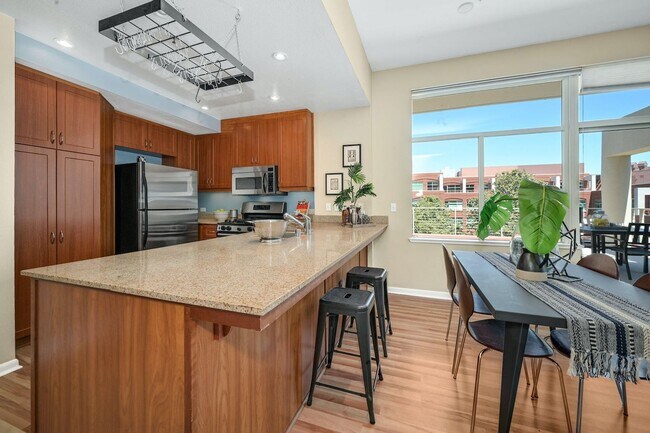 Foto del edificio - Bright 2 bedroom with open floor plan and spacious terrace!