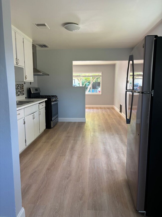 Building Photo - LOCATION! LOCATION! 3 Bed. 1 Bath Home Ava...