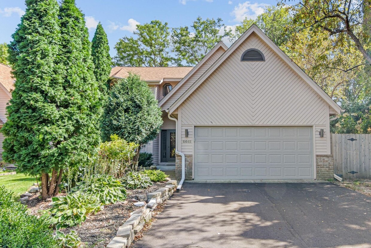 Primary Photo - Welcome to Edina’s Best Kept Secret!