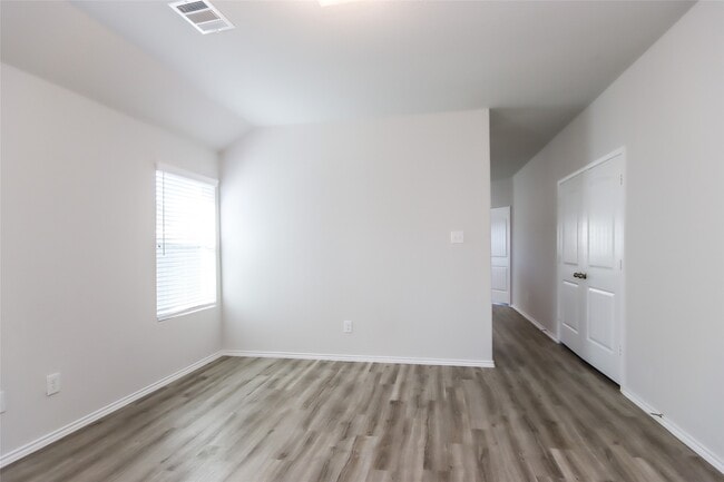 Building Photo - 17414 Linthorne St