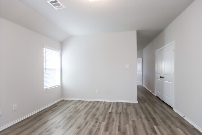 Foto del edificio - 17430 Linthorne St