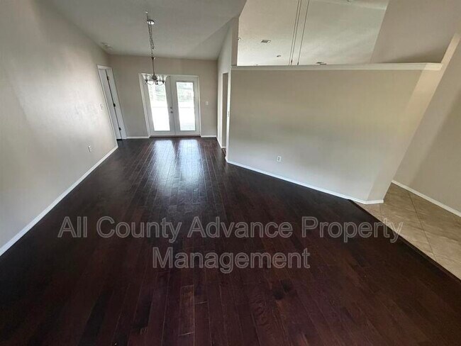 Building Photo - 3232 Oakwood Pl