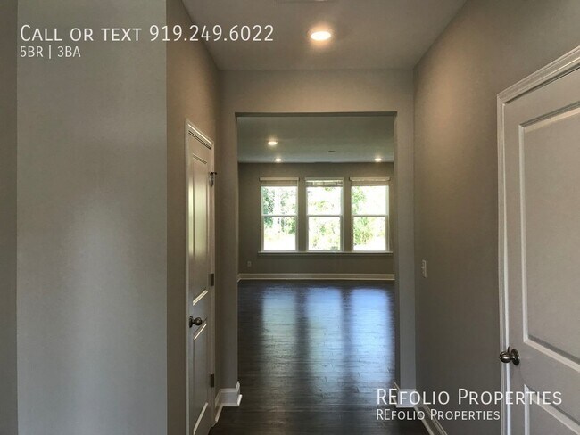 Building Photo - Grand 5 Bedroom 3 Baths House w/1st FL gue...