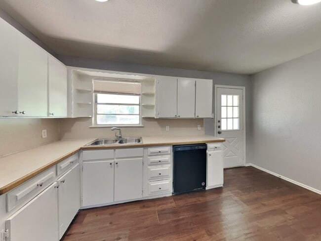 Building Photo - 2126 Ridgeway St