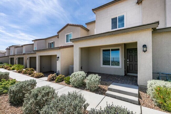 Building Photo - Beautiful 3 Bedroom Townhome with Mountain Views
