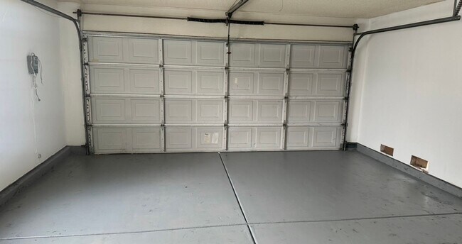 Foto del edificio - 2 BETHROOMS 2 BATHROOMS  2 CAR GARAGE HOUSE AVAILABLE FOR RENT