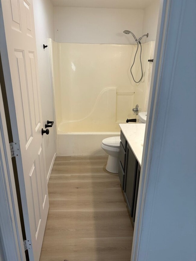 Building Photo - Huntington Rd. Duplex