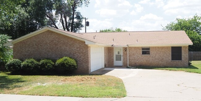 3 Bed - 2 Bath in Denton - 3 Bed - 2 Bath in Denton House