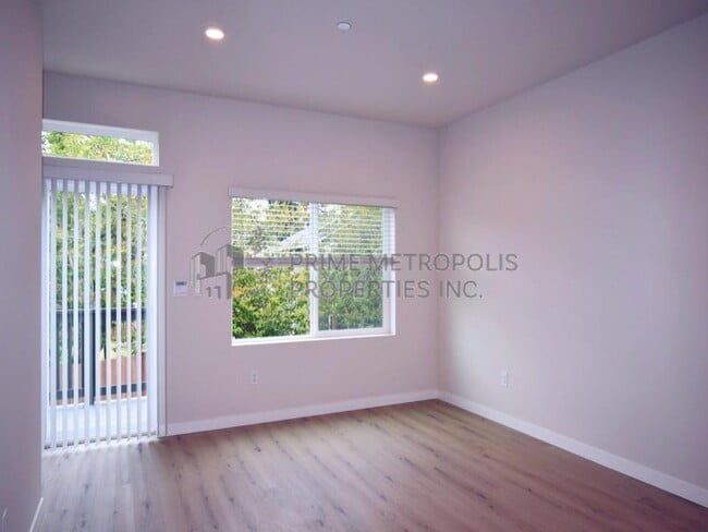 Building Photo - 15215 35th Ave W