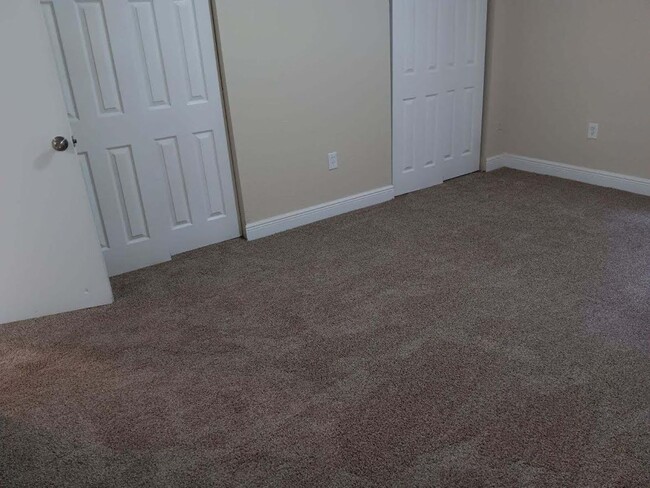 Building Photo - Open and airy 2 bedroom single story unit
