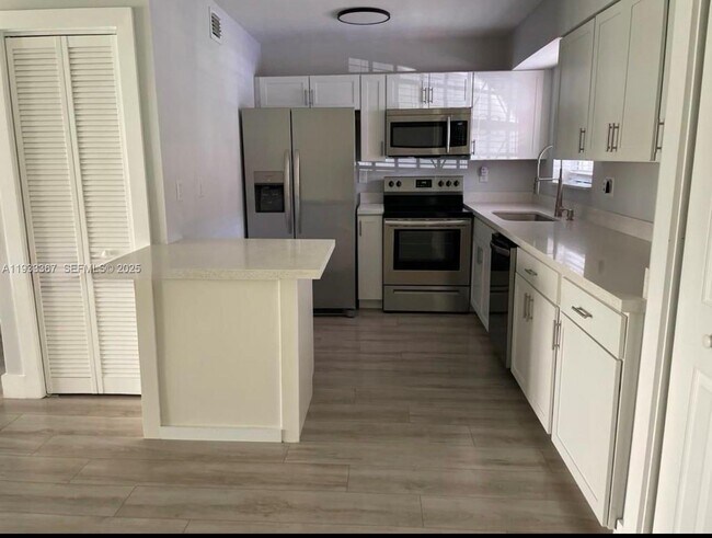 Foto del edificio - 8893 Fontainebleau Blvd