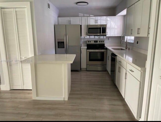 Building Photo - 8893 Fontainebleau Blvd