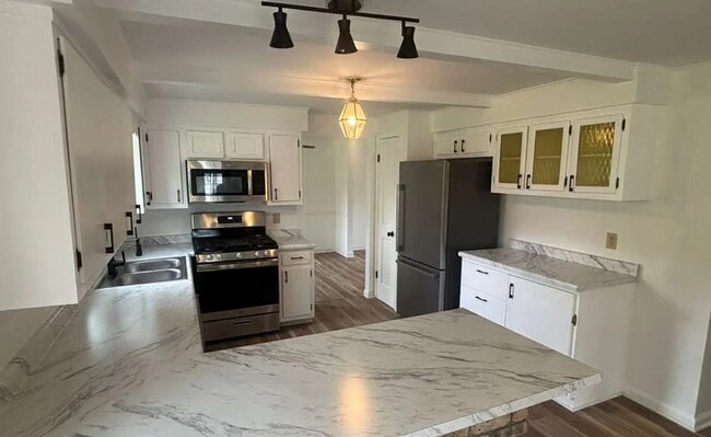Foto del edificio - Four Bedroom Available for Immediate Move in!!