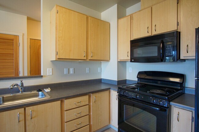 Building Photo - Light & Airy Modern 1 Bedroom w/Large Windows, A/C, & W/D!