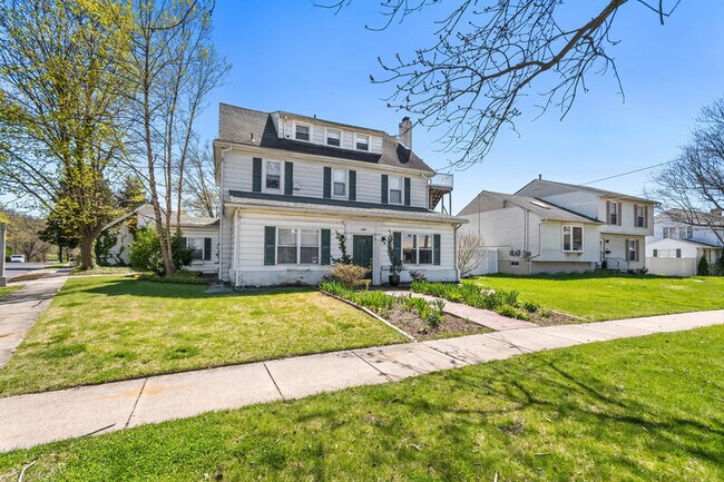 Building Photo - 1300 W Kings Hwy