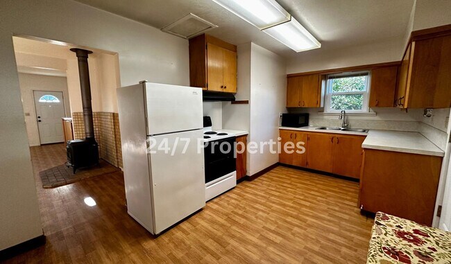 Building Photo - Charming 2BD | 1BA Farmhouse - ESTACADA!